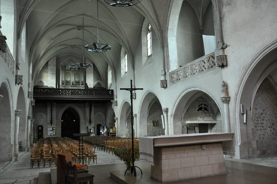 Le chœur et la nef de l'église Saint-Sauveur