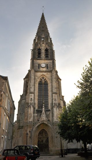 La façade de l'église Saint–Sauveur