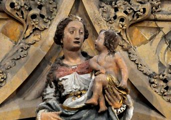 Statue de la Vierge à l'Enfant dans le chœur, détail.