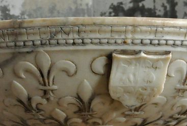 Bénitier en marbre, XVIe siècle, détail.