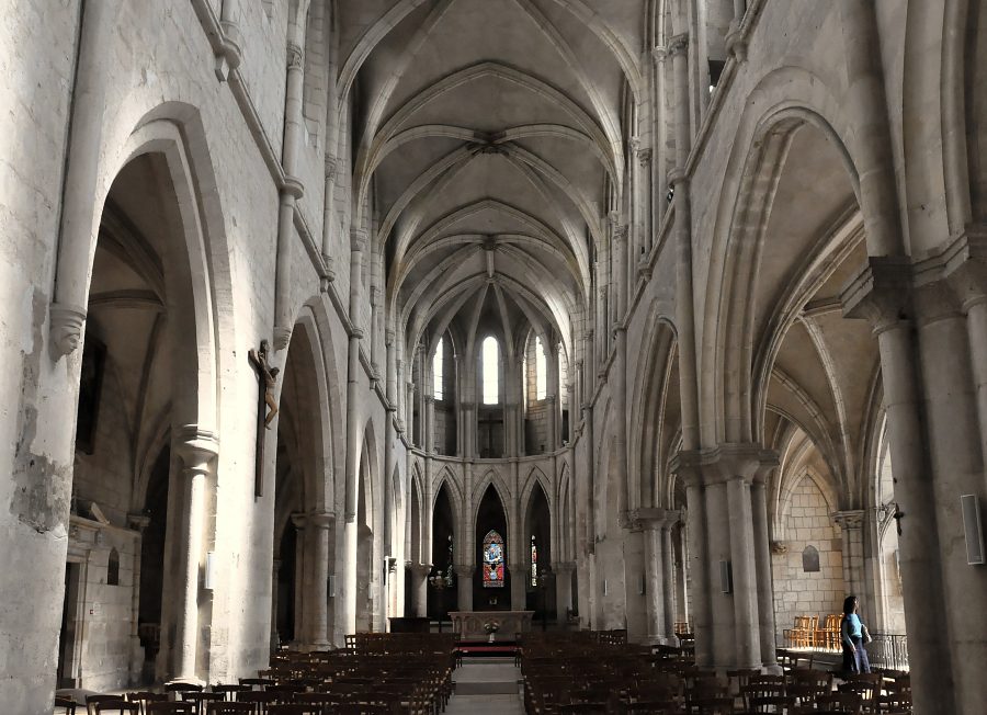 Vue d'ensemble de la nef de l'église Saint-Pierre-le-Guillard.