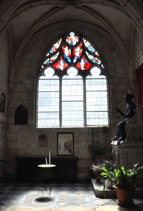 Chapelle Saint-Pierre et ses fragments de verrière du XVIe siècle