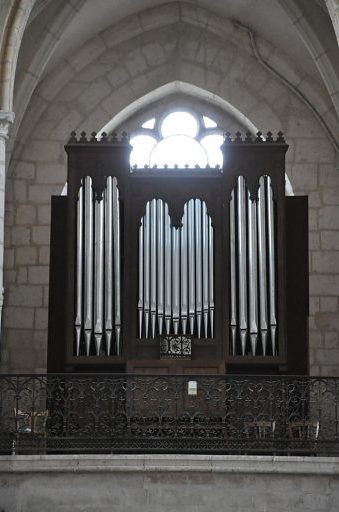 L'orgue de tribune est de 1872, remanié en 1889 et au XXe siècle.