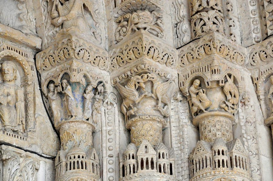 Ces magnifiques sculptures romanes dans les chapiteaux des piliers droits du portail sud représentent le combat du vice contre la vertu