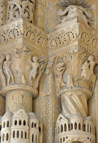 Sculptures et chapiteaux romans des piliers gauches (vers 1160).
