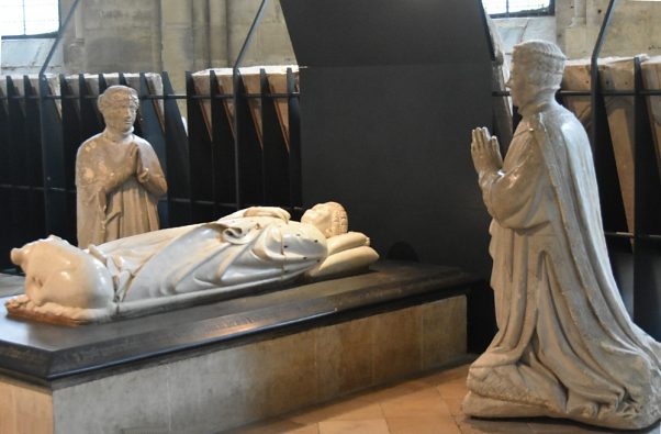 Le gisant du duc Jean de Berry et les deux priants (le duc lui–même et sa première épouse, Jeanne d'Armagnac).