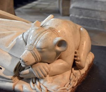 L'ours muselé au pied du gisant du duc (sculpté par Jan de Cambrai)