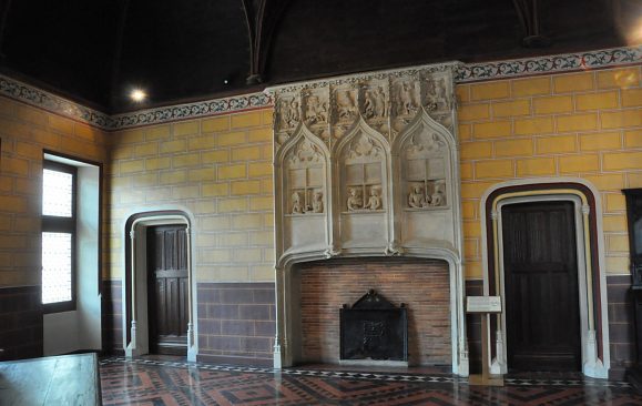 Vue partielle de la galerie haute sud avec la cheminée des  «loisirs de la noblesse»