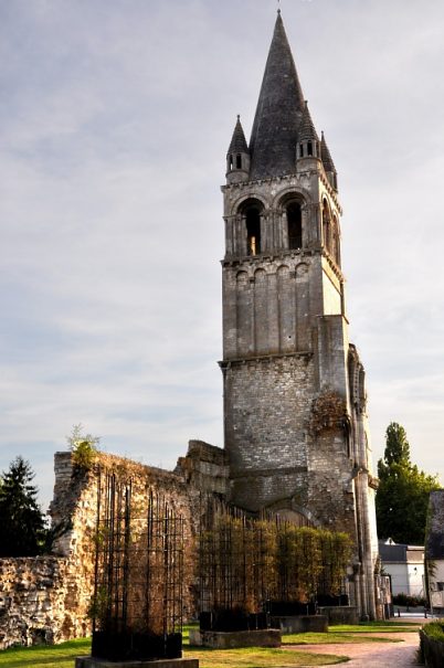 Le clocher (XIIe siècle) et les emplacements des piliers de la nef dans le jardin