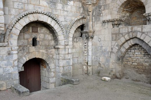 La porte d'entrée du clocher et ses sculptures romanes