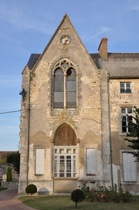 Un bâtiment ancien de style gothique parmi les vestiges