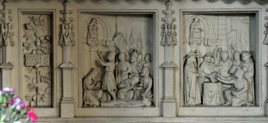 Bas-relief dans le soubassement de l'autel de la Vierge