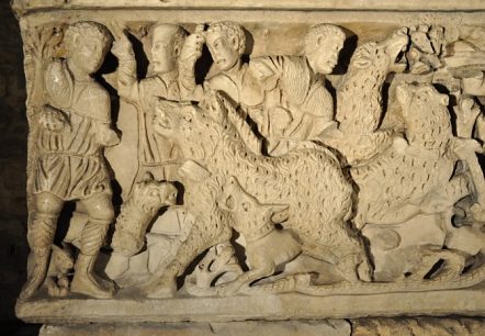 Cuve du sarcophage de saint Ludre : scène de chasse au sanglier