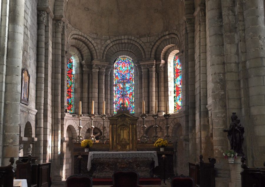 Le chœur et l'abside surmontée d'une voûte en cul-de-four