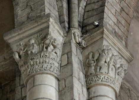 Deux chapiteaux : Visite au Saint-Sépulcre et le montreur de singe