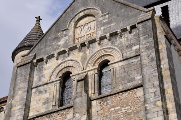 Partie supérieure du transept sud et ses fenêtres romanes