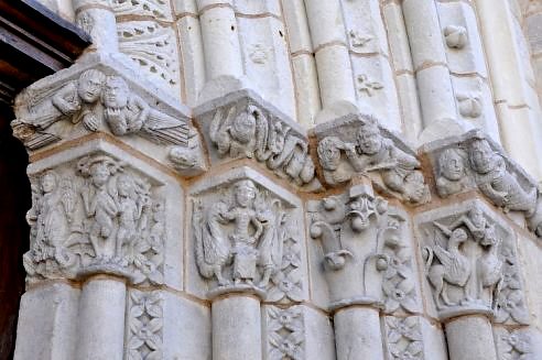 Série de sculptures romanes à la droite du portail central