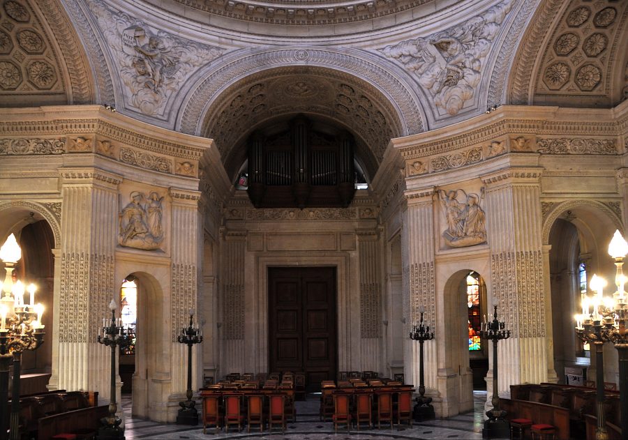 La nef et l'entrée avec le grand orgue