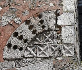Ancienne maçonnerie en croix sur la façade ouest.