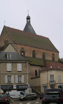 L'église vue depuis la place Aristide Briand