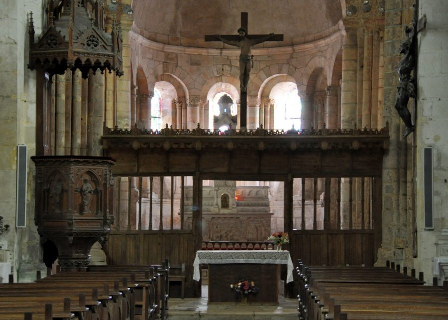 Le chœur de Saint-Marcel avec son jubé de bois