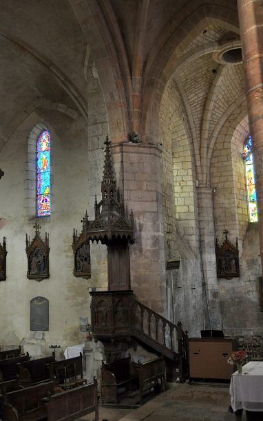 La chaire à prêcher et une partie du transept gauche