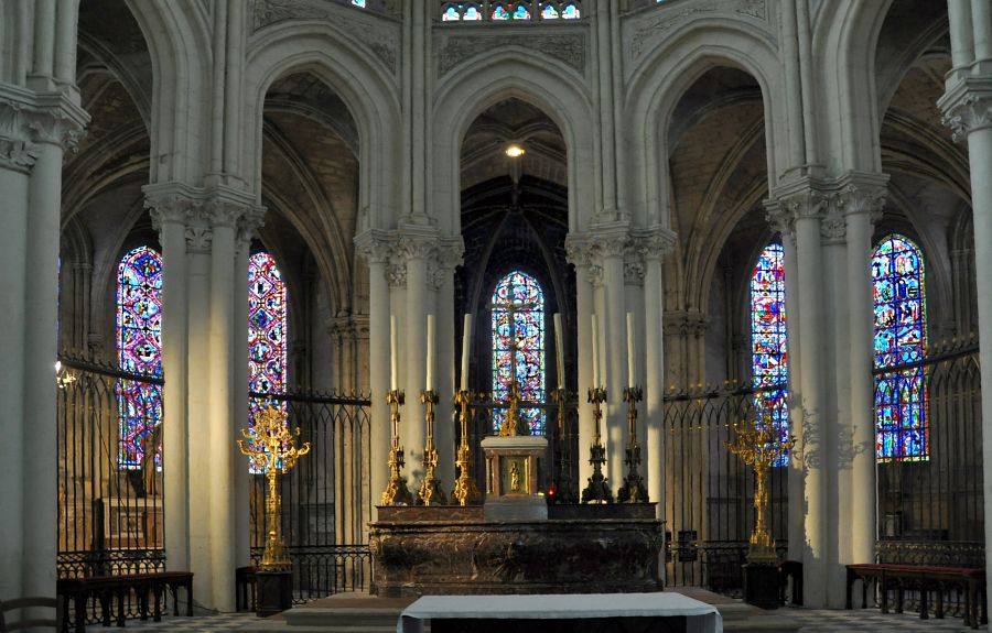 Le choeur en gothique rayonnant de Saint-Gatien (époque de saint Louis)