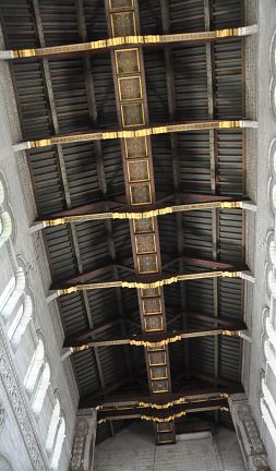 La voûte de la nef de la basilique Saint-Martin