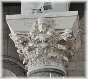 Chapiteau néoroman dédié à Saint Brice