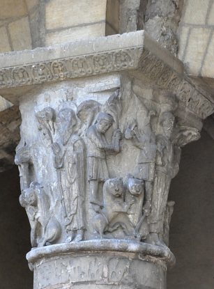 Reste de chapiteau au bas de la tour Charlemagne