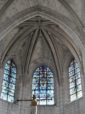 L'abside avec la voûte et les vitraux de Jean–Jacques Gruber
