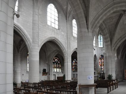 Vue de la nef avec ses piliers massifs et ses fenêtres hautes sans  ornementation
