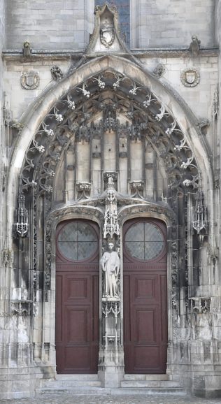 Le portail principal en gothique flamboyant (1503)