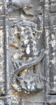 Sculpture d'un animal tenant un serpent