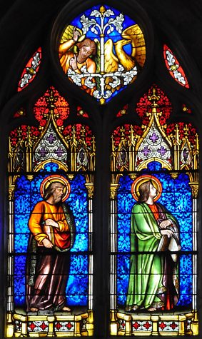Saint Matthieu, saint Jean et leurs attributs dans le tympan.