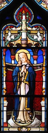 La Vierge en prière dans un vitrail du XIXe siècle