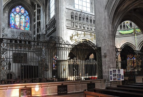 Le chœur et le transept nord vus depuis le transept sud.