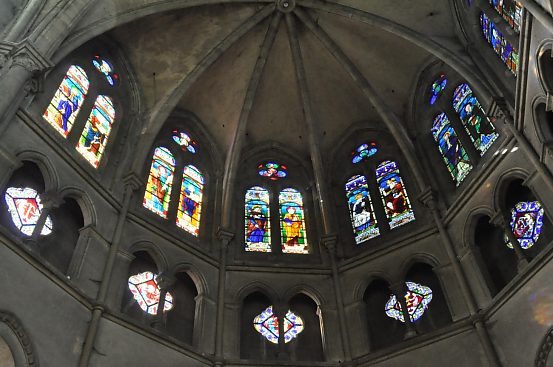L'abside (triforium et troisième niveau de l'élévation) reçoit des vitraux du début du XXe siècle.