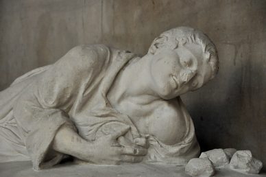 Monument funéraire avec gisant d'un homme, détail
