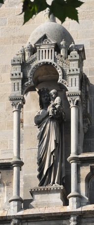 Statue de la Vierge sur la façade