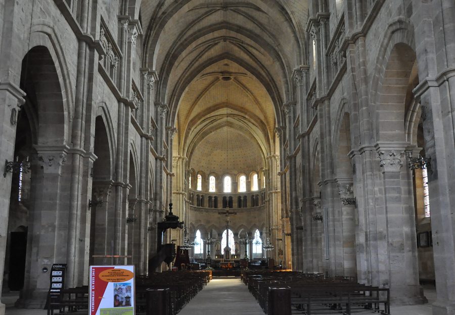 Vue d'ensemble de la nef et du chœur de la cathédrale Saint-Mammès.