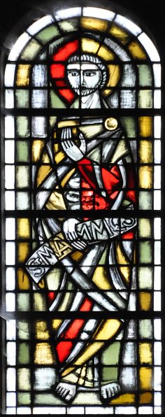 Saint Mammès dans un vitrail moderne de l'abside.