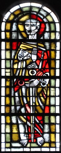 Saint Paul dans un vitrail moderne de l'abside.