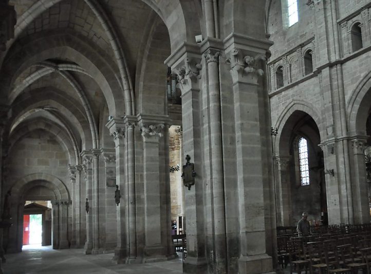 Le bas-côté sud et les piliers cruciformes de la nef