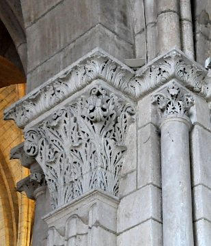 Un des très beaux pilastres du chœur au niveau de la travée.