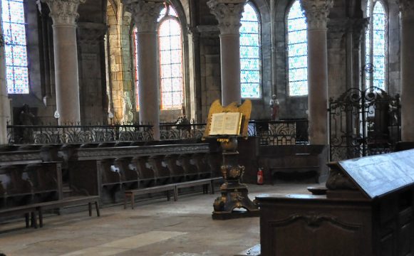 Les stalles, qui meublent le rond–point polygonal terminant le chœur à l'est, viennent de l'église abbatiale de Morimond.