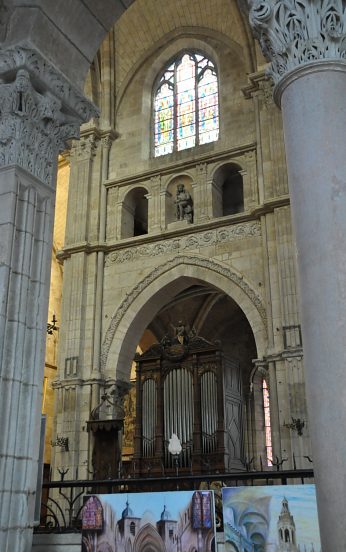 L'orgue de chœur et la travée nord vus entre deux  piliers du déambulatoire.