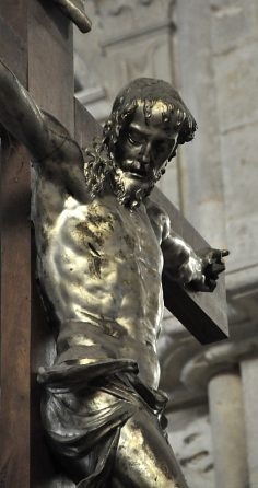 Le Christ en croix dans le chœur, détail.