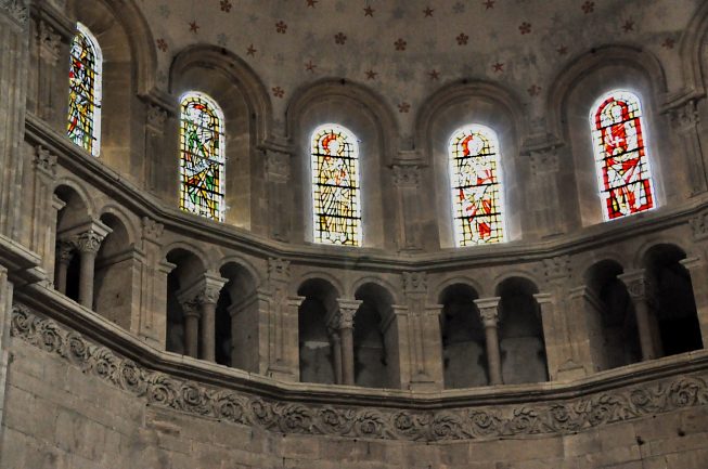 L'abside et son triforium. La rangée des fenêtres au–dessus du triforium a été refaite au XIXe siècle