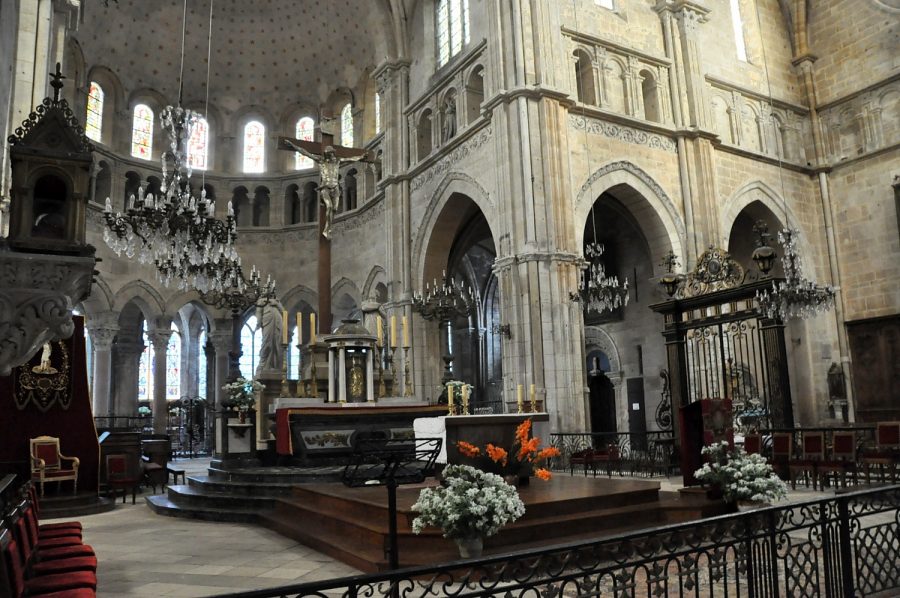 Le maître-autel est installé dans la croisée du transept.